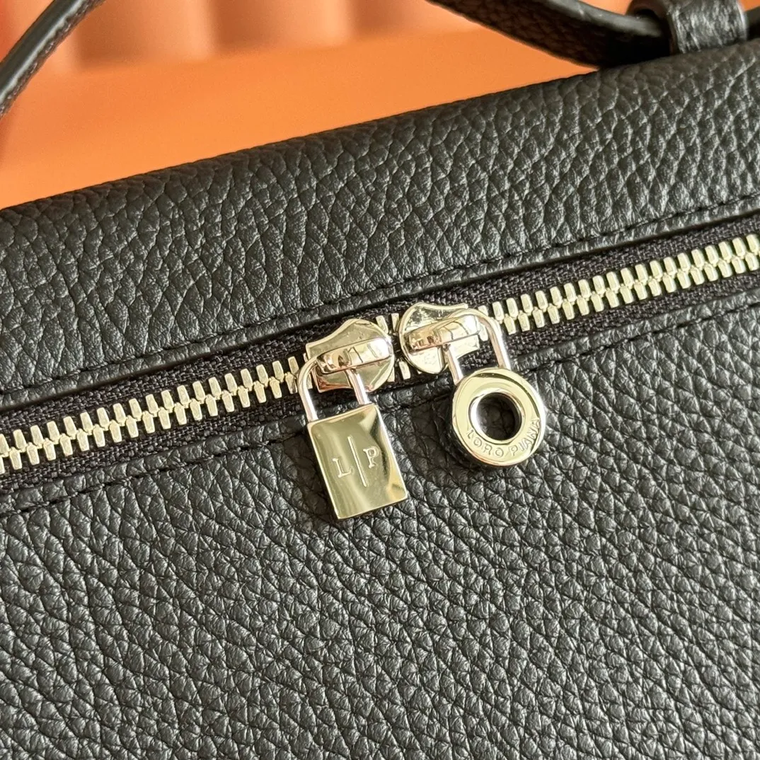p1160💋💋💋【Original leather configuration counter complete set of packaging】 𝐋𝐨𝐫𝐨 𝐏𝐢𝐚𝐧@ Extra pocket L19 series handbag/crossbody bag, all steel, the most comfortable life is the undefined life, just like loro The material design of pian@ does not require complicated design styles. The simple and soft outline is elegant and durable, like an exquisite cosmetic case, which perfectly balances appearance and functionality. The leather is delicate and feels as soft as butter. The small bag has a large capacity. It is not only portable with a thin shoulder strap, but can also be worn cross-body. Sisters who have a special liking for minimalist style can buy it. It is simple and versatile. The simpler, the more different. Stars and Instagram celebrities are all planting it. There are two sizes of 19 cm and 27 cm. One is exquisite and casual, and the other is elegant and grand. Size: Small: length 19×width 7×height 12cm (